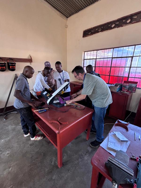 V2SDF curriculum week includes practical training on using a tape saw for cutting metal bars and profiles.